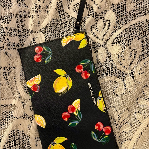 NWT Michael kors Jet Set Travel Large Sequined Fruit Print Wristlet - Picture 3 of 9